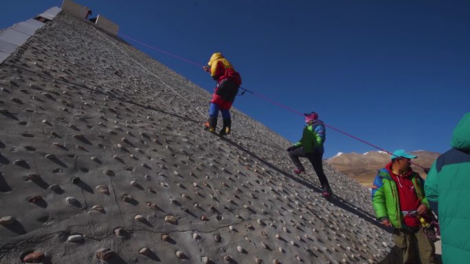 挑战 积极的生活方式 登山 爬珠峰前训练