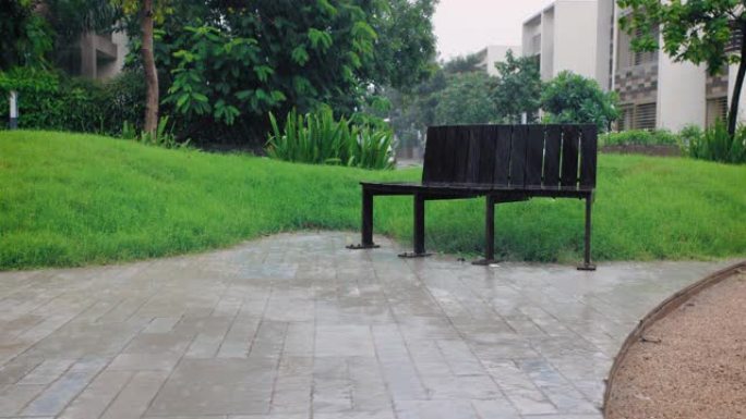 印度季风大雨期间，公园里的长凳慢动作