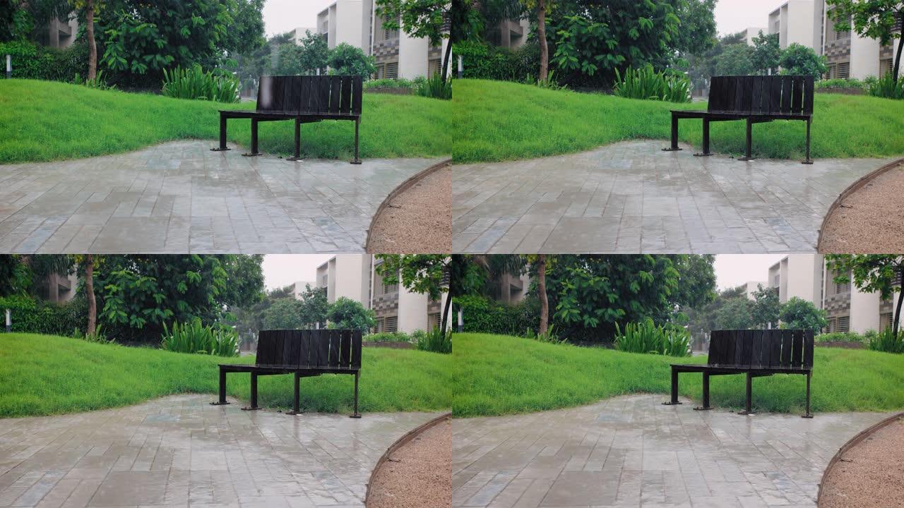 印度季风大雨期间，公园里的长凳慢动作