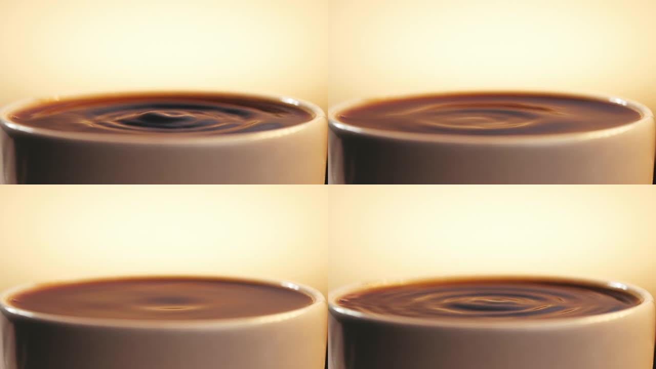 浓缩咖啡以慢动作从咖啡机中放入装满的杯子中，最后一滴咖啡饮料