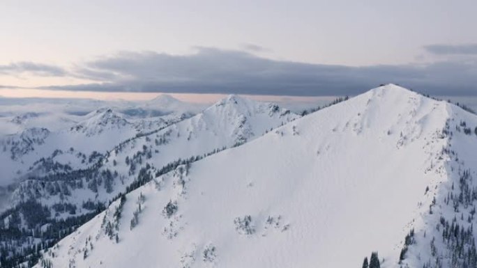 喀斯喀特山脉雪域冬季山地空中无人机视图雷尼尔山贝克山附近的多个山顶