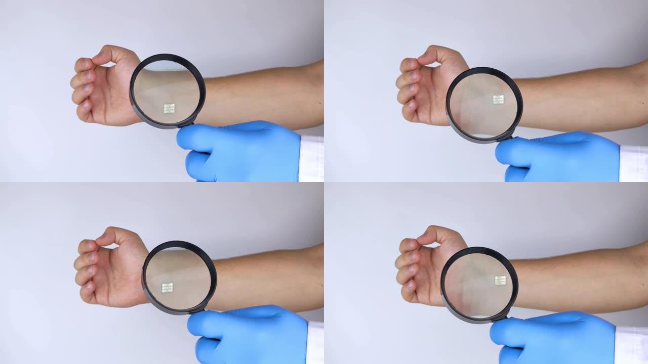整容外科医生通过放大镜用生物芯片检查患者的手。控制论、生物技术和高科技未来的概念。孤立在白色上