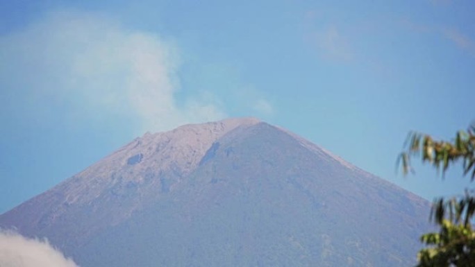 最后一次熔岩喷发几周后，阿贡山 (Mount Agung) 从火山口和下面的云层冒出烟雾，2018年