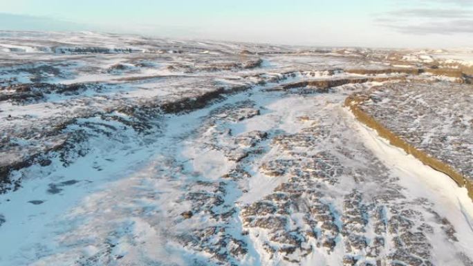 白雪覆盖的岩石。冰岛的空中冬季景观