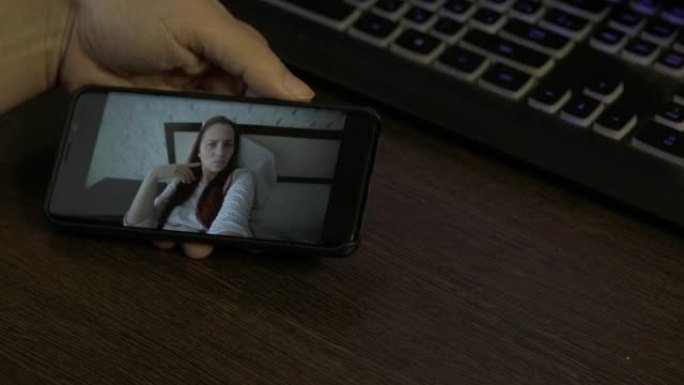 疲倦和生病的女人躺在家里的床上，使用智能手机与享受在线交流的朋友进行视频聊天。