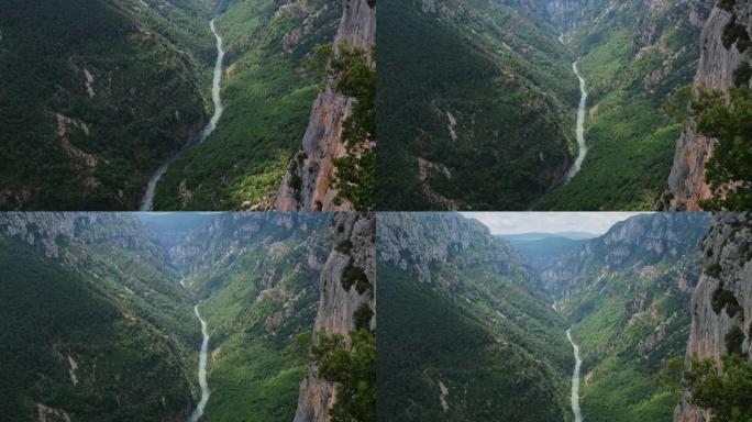 在两个被森林覆盖的旅游山之间流动的河流