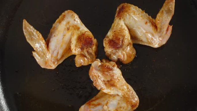 香鸡翅在油锅里煎。