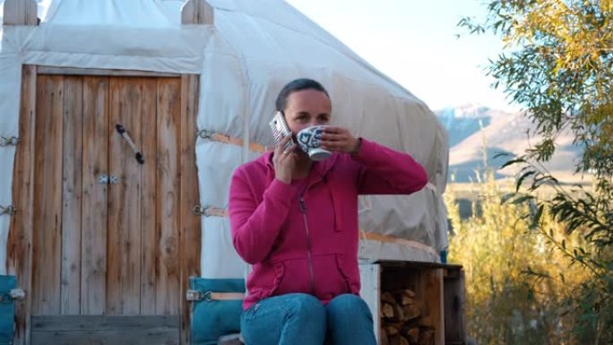 蒙古的女性通过电话交谈和喝茶