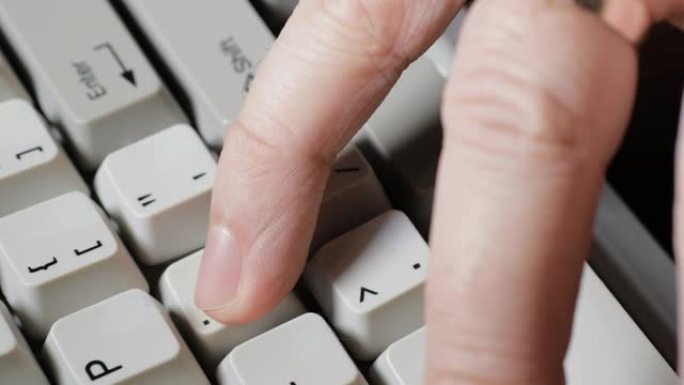 手指按下键盘上的分号或冒号按钮