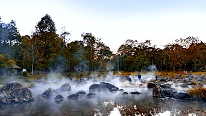 在泰国Chae son国家公园的矿物温泉散步的人们进行放松沐浴疗法