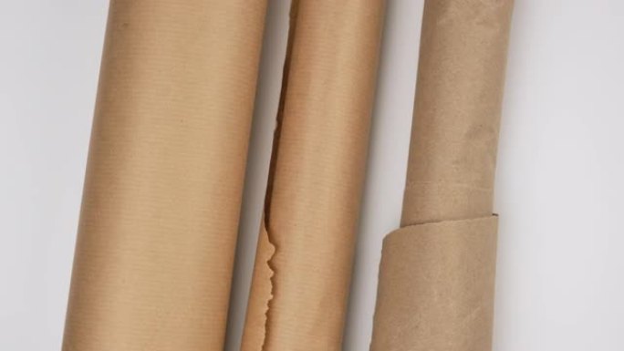 白色背景上的棕色羊皮纸扭曲卷，蜡烘烤纸