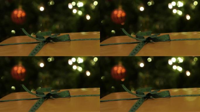 浅底带绿丝带的礼物和带仙女灯的圣诞树4K