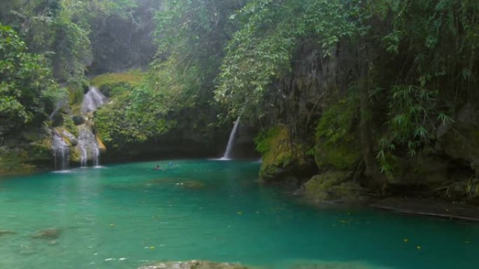 菲律宾被绿色自然包围的热带瀑布Kawasan瀑布的鸟瞰图