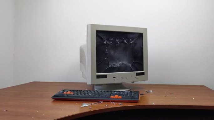 站在桌子上的旧显示器被锤子砸碎了。4k