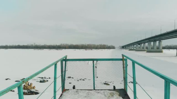封闭的码头，金属网格损坏，可抵御冰冻的河流