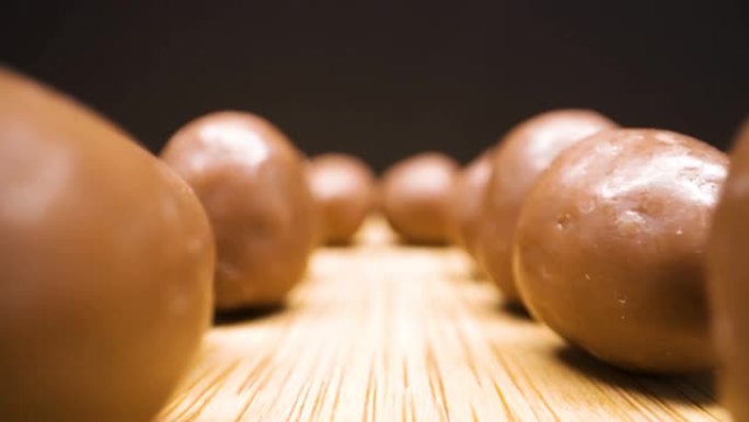 桌上的棕色巧克力糖果