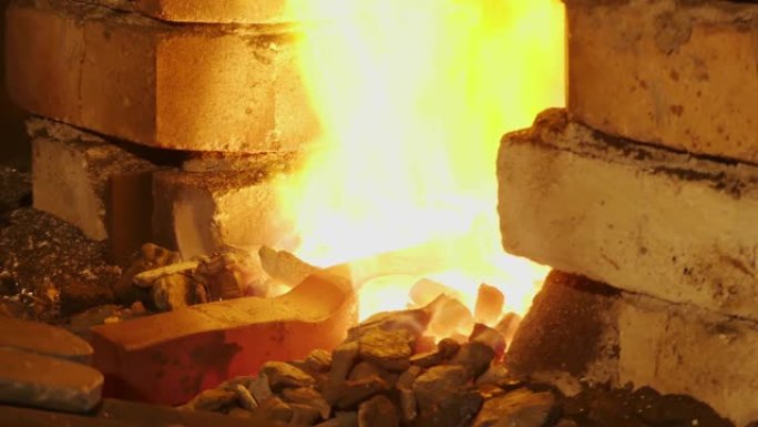 在炉子里生火。铁匠在炉子里炼钢。铁匠锻造的硬化和加热铁。铁匠为制造壁炉、火炉而炼铁。