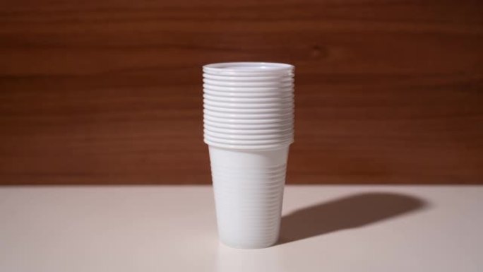 一次性塑料杯一个接一个地生长