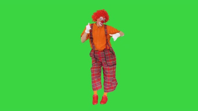 彩色有趣的小丑在绿色屏幕上散步和跳舞，色键