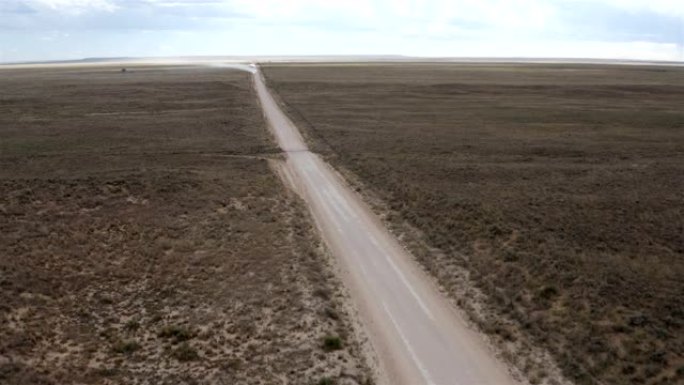 汽车驶入沙漠日落: 新墨西哥州