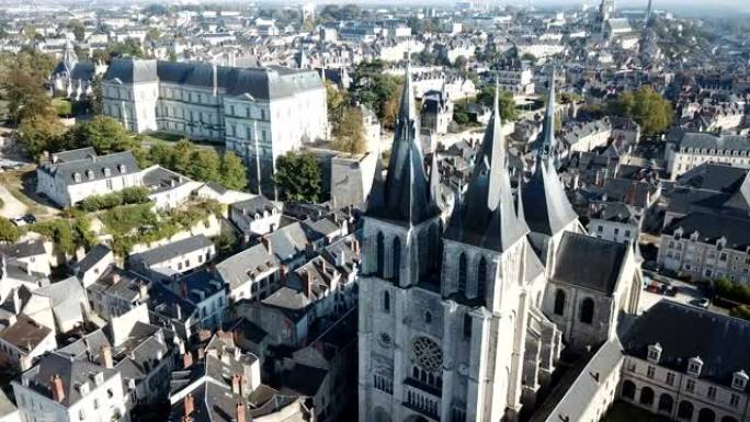 法国布卢瓦市，拥有皇家城堡和圣尼古拉斯教堂