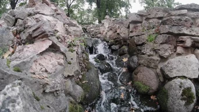 山上的森林瀑布。流经石头的清水特写。