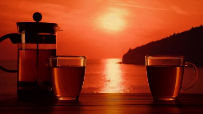 日落时分，两杯热茶放在海边的桌子上