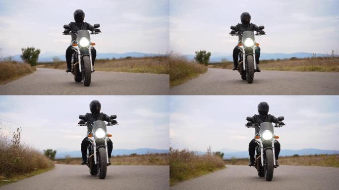 阴天骑摩托车的人外国人骑行安全行驶