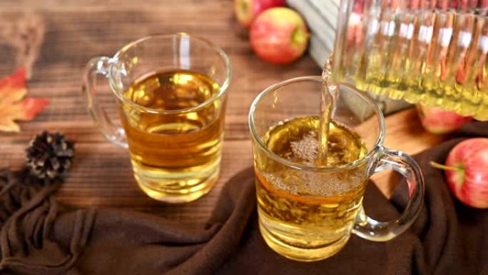 木箱中的有机成熟红苹果新鲜果汁。秋季收获聚宝盆。饮料和水果与木桌背景。