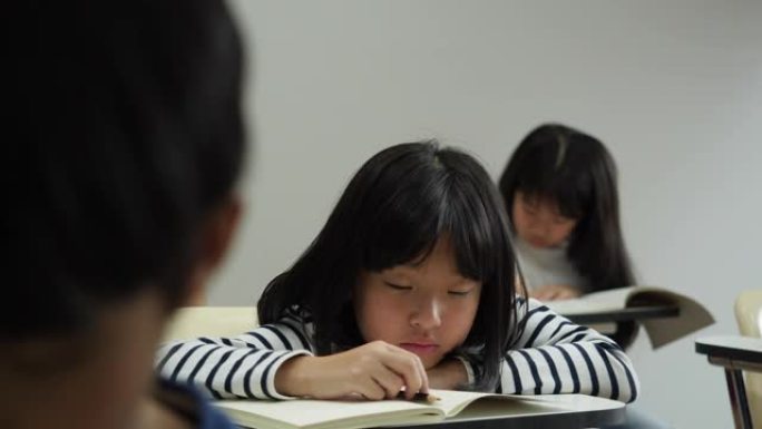 亚洲儿童对在学校的教室里学习懒惰和困倦不感兴趣。教育概念。