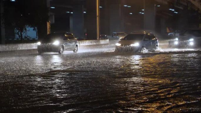 暴雨淹没了汽车。下雨天梅雨季节城市积水