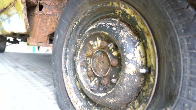旧黄色老式卡车生锈的轮胎