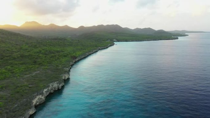 带海岸线和绿松石水的西蓬地区的空中日出视图-库拉索/加勒比/荷属安的列斯群岛