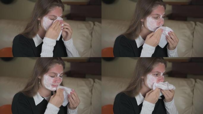 万圣节或狂欢节后，一个女孩洗掉脸上的白色化妆品