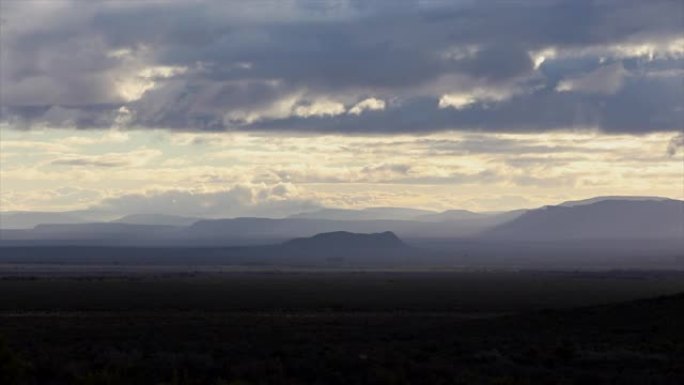 乌云在半沙漠农田上空移动。南非卡鲁的晨景。