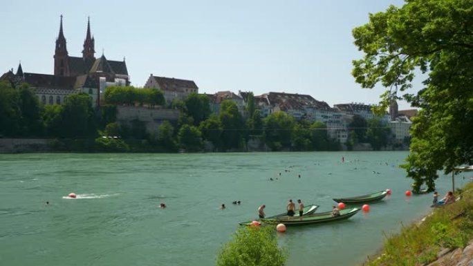 巴塞尔市晴天河畔拥挤游泳区船停车湾景观慢动作全景4k瑞士