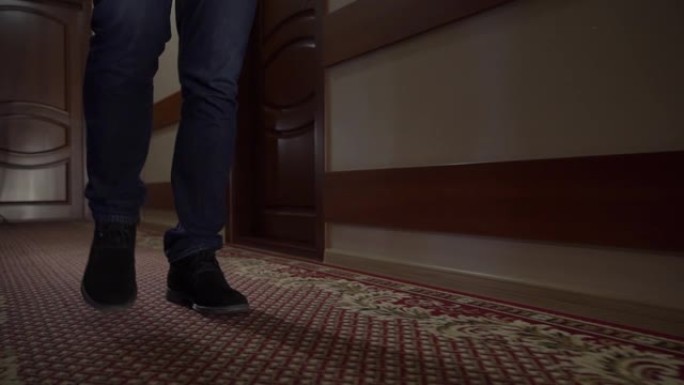 男人的腿在走廊上行走