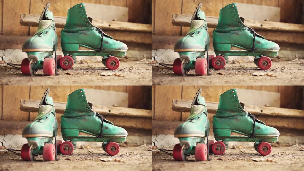 旧绿色轮滑鞋，带红色轮子，呈棚子/正面和侧面视图