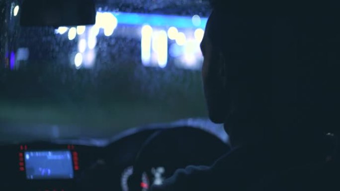 该男子在夜城高速公路上驾驶机器