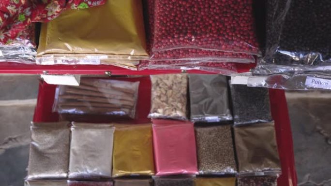 马达加斯加塔那那利佛旅游市场展示的各种胡椒和其他当地草药/香料小塑料袋