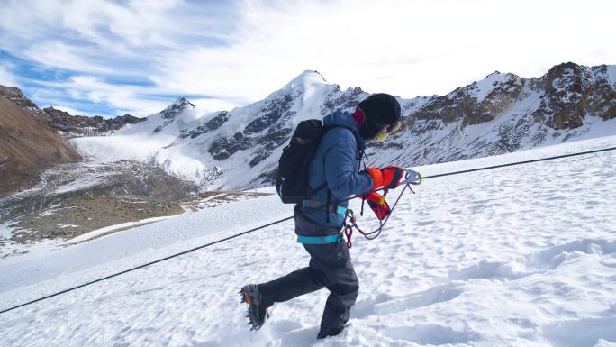 登山爱好者 挑战高峰 雪山 寒冷的温度