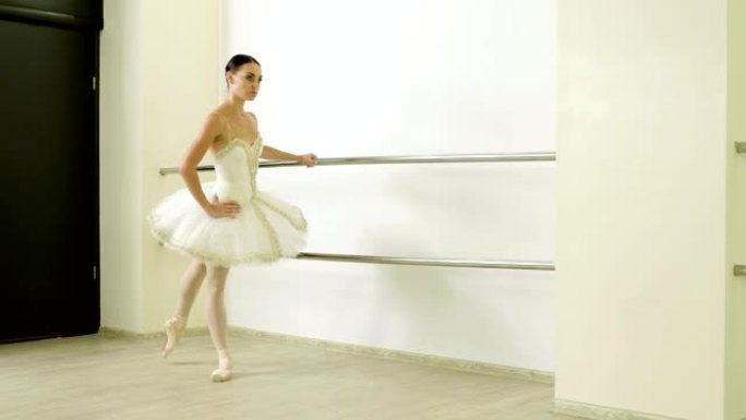 古典芭蕾。芭蕾舞演员在舞蹈工作室穿着足尖鞋取暖。4K