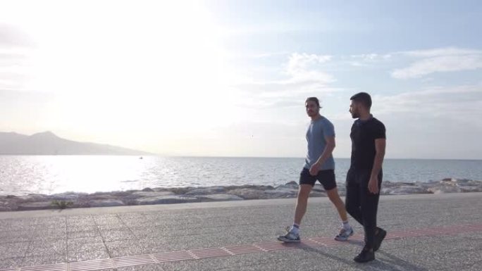两个男性朋友在海边散步