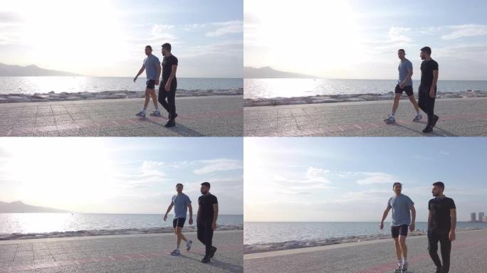 两个男性朋友在海边散步