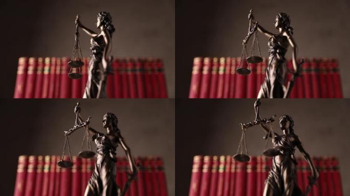 以蒙着眼睛的女神为代表的国际铜制法律符号，在褐色背景的红色书籍前缓慢旋转，她手中握着象征法律的两种广