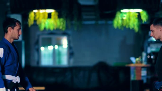 穿着和服的战士互相走出去，开始大笑，训练过程。柔道训练的有趣时刻。