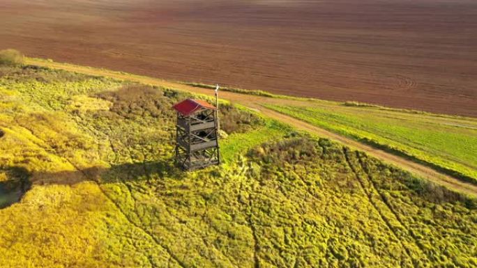 野生动物保护区Novy Rybnik的守望塔，有池塘和沼泽。观鸟区。