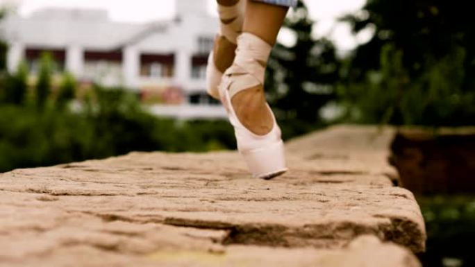 女芭蕾舞演员的脚在街上脚尖着脚尖走路。4K