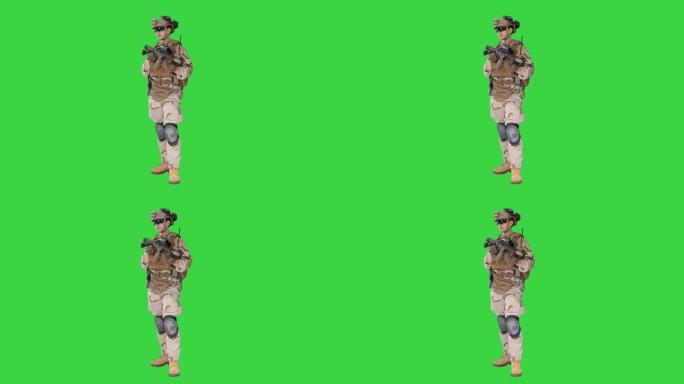 士兵站在一边，在绿色屏幕上听命令，色度键