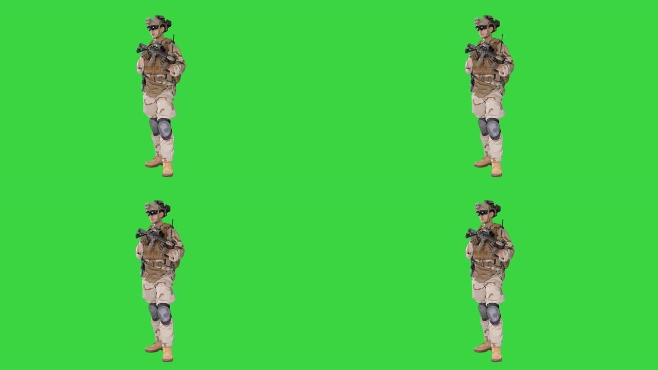 士兵站在一边，在绿色屏幕上听命令，色度键